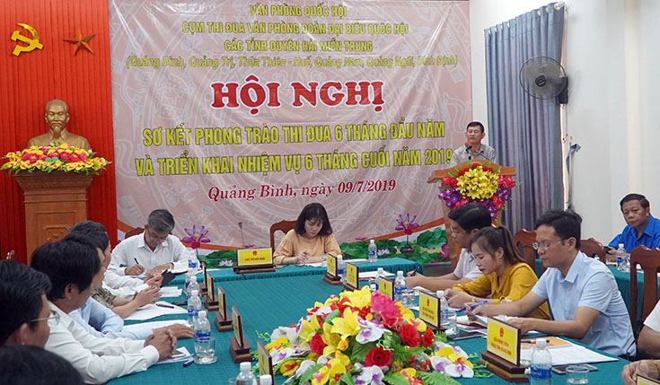 (QBĐT) - Ngày 9-7, Cụm thi đua Văn phòng Đoàn Đại biểu Quốc hội (ĐBQH) các tỉnh duyên hải miền Trung từ Quảng Bình đến Bình Định đã tổ chức sơ kết phong trào thi đua 6 tháng đầu năm và triển khai nhiệm vụ 6 tháng cuối năm 2019.