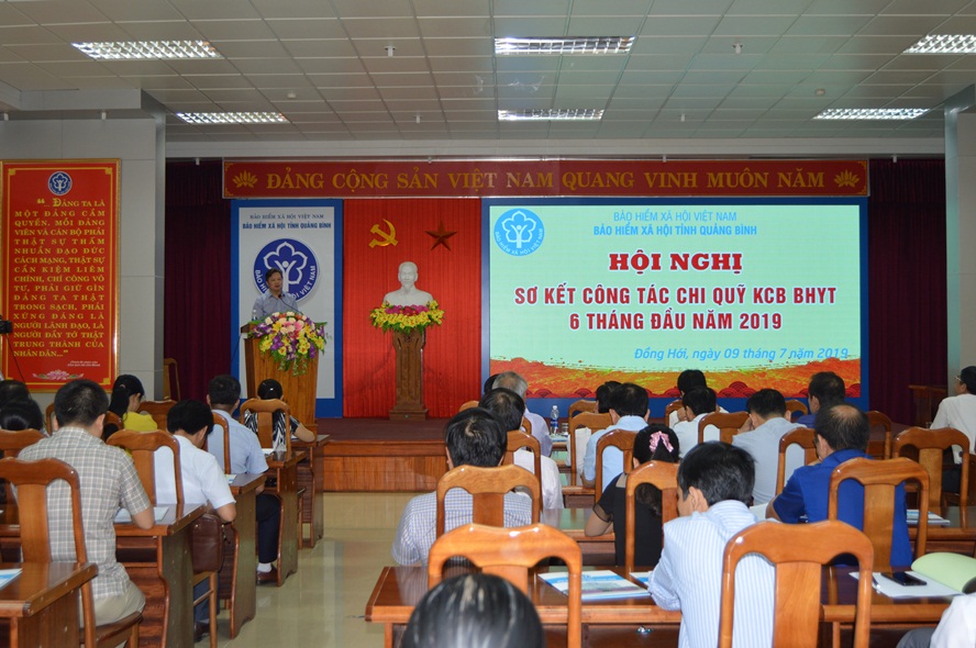 Đồng chí Phó Chủ tịch UBND tỉnh Nguyễn Tiến Hoàng phát biểu kết luận tại hội nghị.