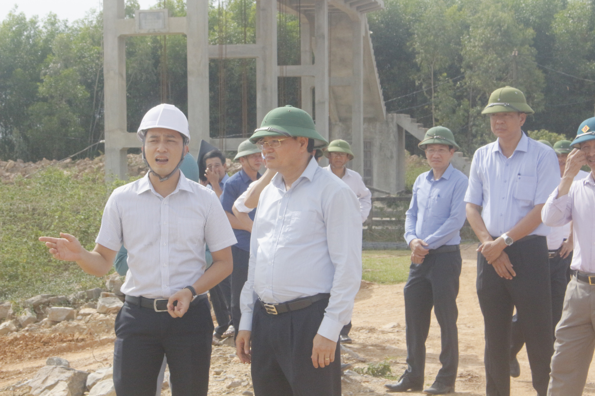 Đồng chí Lê Minh Ngân, Phó Chủ tịch UBND tỉnh kiểm tra tiến độ thi công dự án sửa chữa, nâng cấp hồ chứa nước Phú Vinh.
