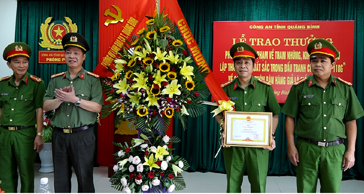 Đại tá Trần Hải Quân, Giám đốc Công an tỉnh tặng hoa chúc mừng Ban chuyên án 118G.