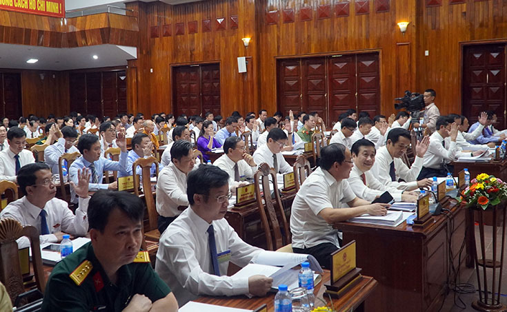 Các đại biểu biểu quyết thông qua nghị quyết xác nhận kết quả bầu bổ sung Phó Chủ tịch HĐND tỉnh.