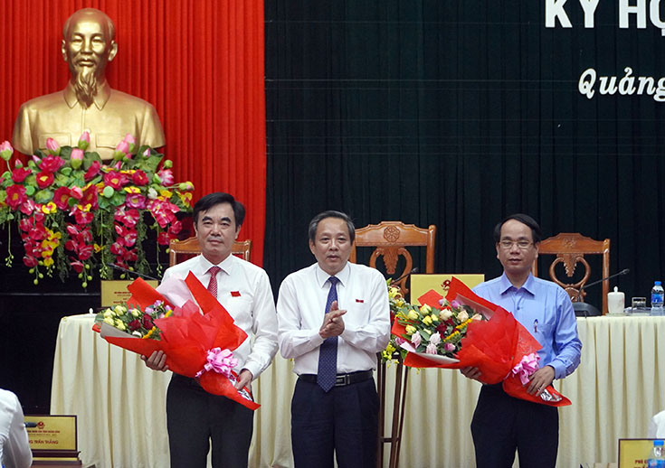 Chủ tịch HĐND tỉnh Hoàng Đăng Quang tặng hoa chúc mừng các đồng chí được bầu giữ chức Phó Chủ tịch HĐND tỉnh và Uỷ viên UBND tỉnh