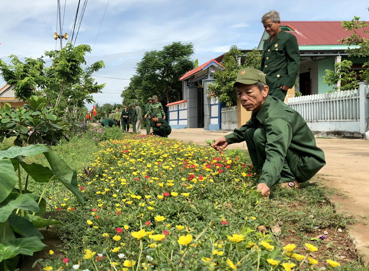 CCB huyện Bố Trạch đóng góp tiển của, chung sức xây dựng NTM