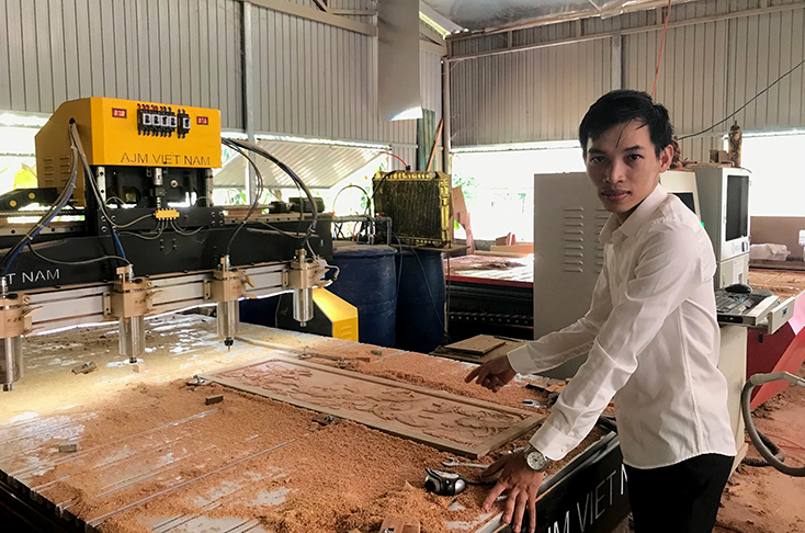 Anh Lê Văn Thăng chọn nghề mộc để khởi nghiệp ngay tại quê hương.
