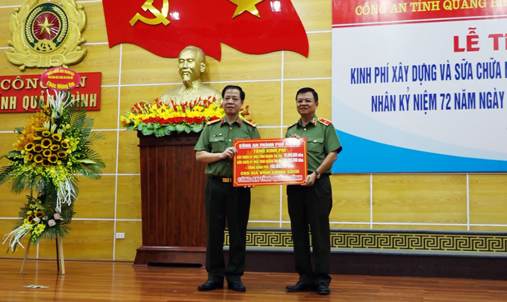 Thiếu tướng Đào Thanh Hải, Phó Giám đốc Công an TP. Hà Nội trao kinh phí hỗ trợ các gia đình chính sách tại Quảng Bình.