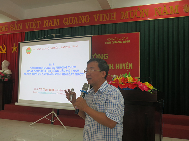 Ông Vũ Ngọc Bình, Hiệu trưởng Trường cán bộ Hội Nông dân Việt Nam đang truyền đạt kiến thức cho các học viên