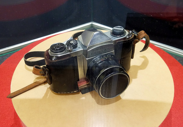Chiếc máy ảnh hiệu Pentax Honeywell H3 của Ignacio Ezcurra nay được gia đình tặng lại cho Bảo tàng Chứng tích chiến tranh - Ảnh: L.ĐIỀN