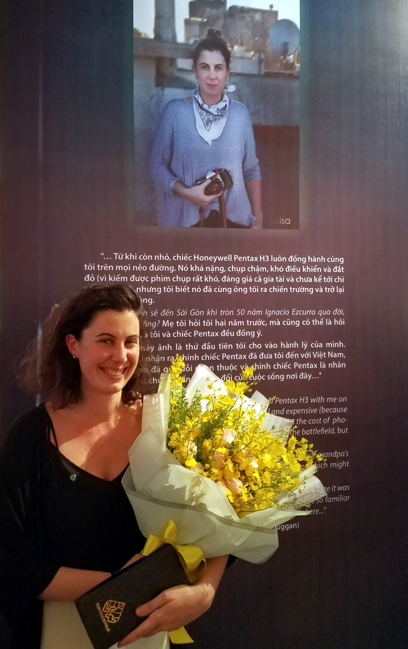 Cô Luisa Duggan bên tấm áp phích giới thiệu mình tại triển lãm của Bảo tàng Chứng tích chiến tranh - Ảnh: L.ĐIỀN