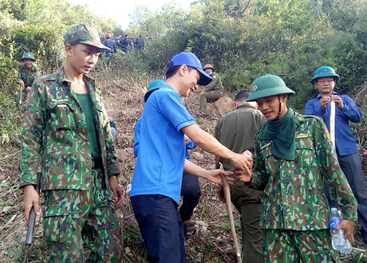 Huy động hiệu quả các lực lượng tham gia công tác dập lửa trong vụ cháy rừng thông ngày 30-6 tại xã Thanh Trạch (Bố Trạch).  