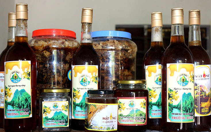Sản phẩm mật ong Trường Xuân nổi tiếng với màu sánh vàng, vị ngọt thơm. 