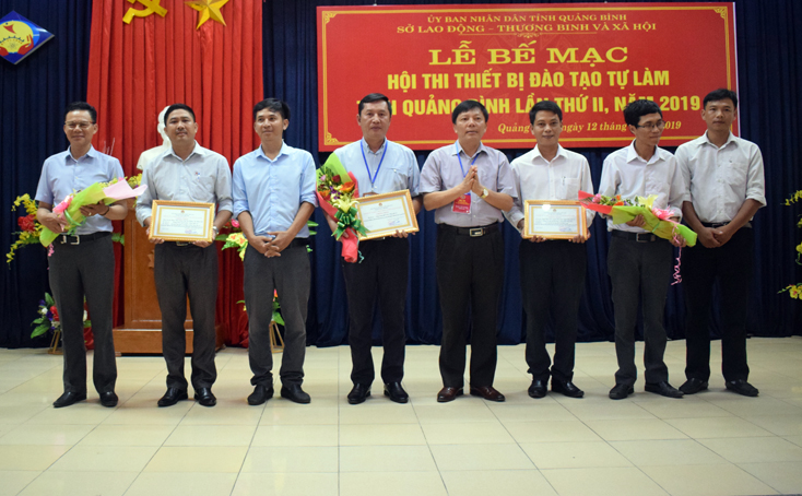 Đại diện lãnh đạo Sở LĐ-TB - XH trao 2 giải nhất cho các cá nhân là tác giả, nhóm tác giả của Trường trung cấp Du lịch - Công nghệ số 9 và Trường Cao đẳng Kỹ thuật Công - Nông nghiệp 