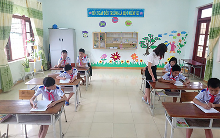 Tại Trung tâm Giáo dục trẻ khuyết tật Lệ Thủy, các em không chỉ được các thầy, cô giáo quan tâm, chăm sóc mà còn được học chữ, học văn hóa. 