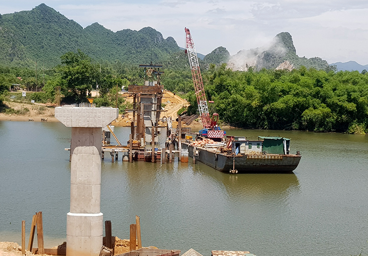 Cầu Sảo Phong hoàn thành sẽ tạo điều kiện thuận lợi cho người dân Phong Hóa đi lại và giao thương.