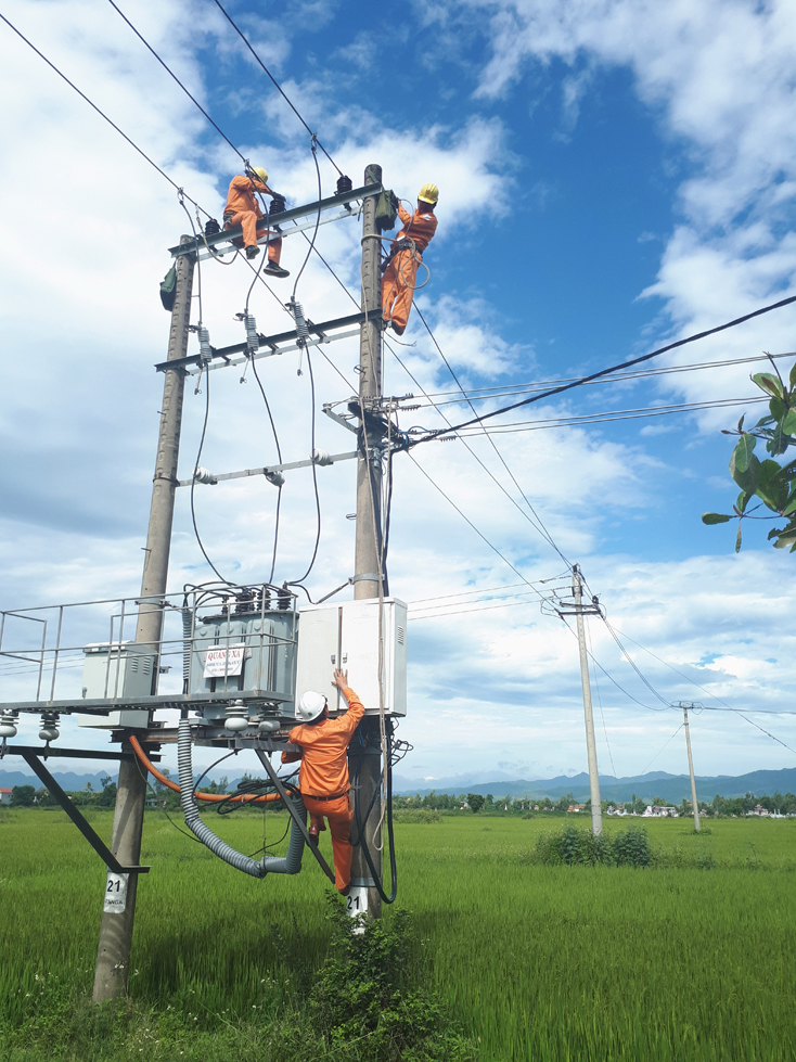 Công nhân Công ty Điện lực Quảng Bình sửa chữa, nâng cấp hệ thống trạm biến áp trên địa bàn xã Tân Ninh, huyện Quảng Ninh. (Ảnh: Nguyễn Hoàng) 