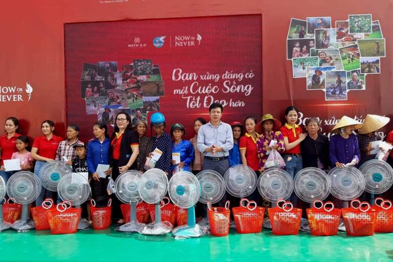 Hội LHPN huyện Quảng Trạch và Công ty TNHH Matxi S.G trao quà cho các hộ dân có hoàn cảnh khó khăn trên địa bàn.