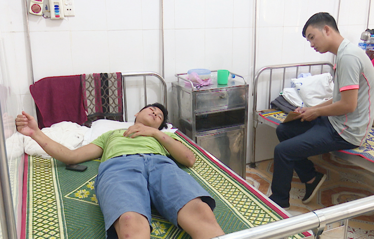 Anh Nguyễn Trung Nghĩa đang được điều trị tại Bệnh viện Đa khoa khu vực Bắc Quảng Bình.