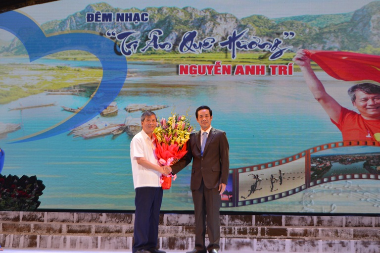 Đồng chí Chủ tịch UBND tỉnh tặng hoa chúc mừng Giáo sư, nhạc sỹ Nguyễn Anh Trí trong đêm nhạc “Tri ân quê hương”.