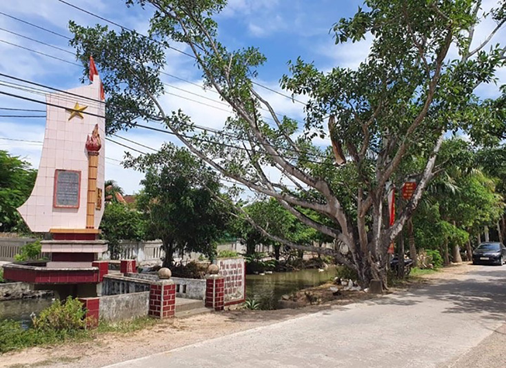 Di tích cây đa-Tiếng bom Lộc Long, một trong những biểu tượng mở màm cho cao trào Quảng Bình quật khởi trên đất Quảng Ninh  Ảnh: A.T