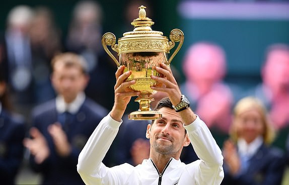 Djokovic bên cạnh danh hiệu Wimbledon thứ 5 trong sự nghiệp - Ảnh: AFP