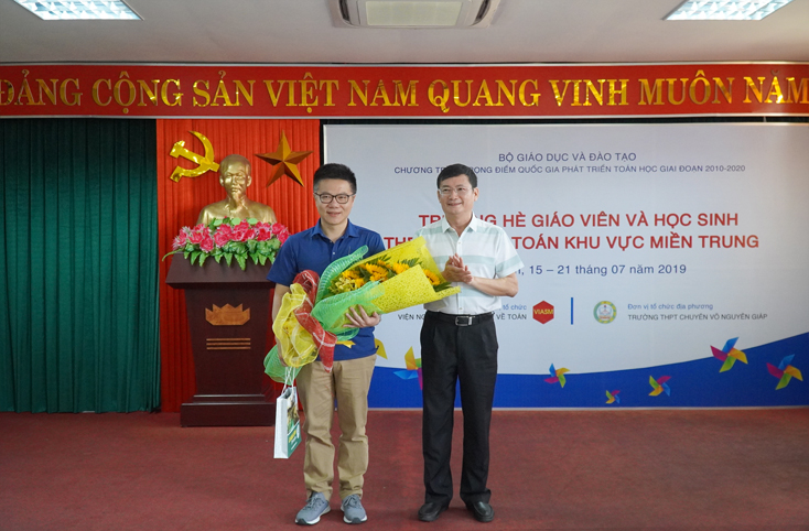 Tiến sỹ Trần Tiến Dũng, Tỉnh ủy viên, Phó Chủ tịch UBND tỉnh tặng hoa và quà lưu niệm chúc mừng Giáo sư Ngô Bảo Châu.
