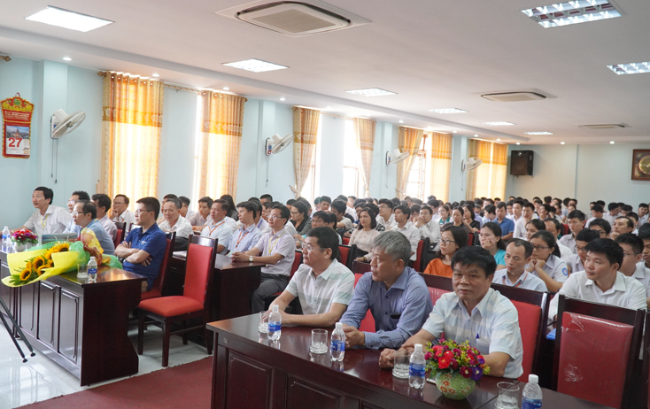 Các đại biểu dự lễ khai mạc “Trường hè Toán học” 2019 tại Trường THPT Chuyên Võ Nguyên Giáp.