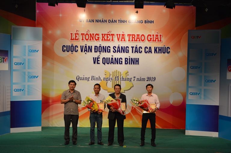 Ban tổ chức trao giải ba cho các tác giả đoạt giải.