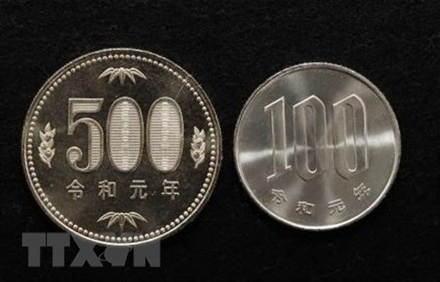 Đồng tiền xu mới mệnh giá 500 yen (trái) và 100 yen (phải) với dòng chữ Lệnh Hòa nguyên niên. (Ảnh: Kyodo/TTXVN)