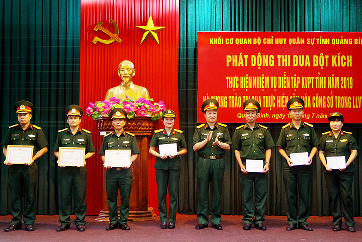 Đồng chí đại tá Hoàng Xuân Vĩnh, Chính ủy Bộ CHQS tỉnh trao thưởng cho các tập thể, cá nhân tiêu biểu.
