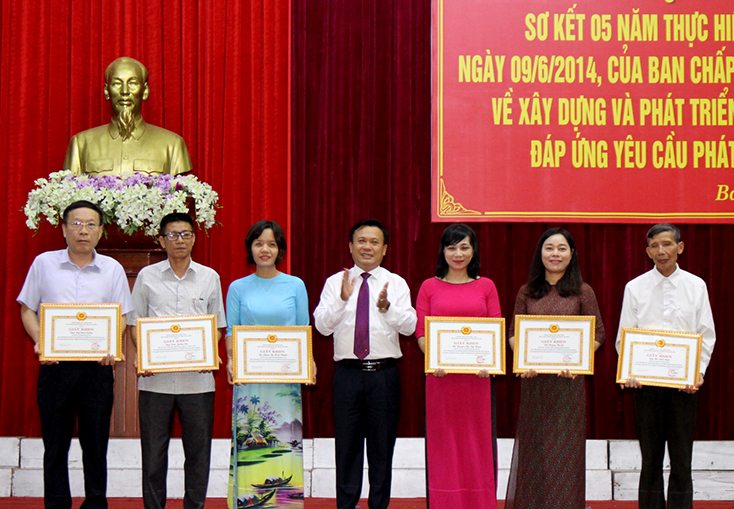 Đại diện lãnh đạo Thị ủy Ba Đồn trao giấy khen cho các cá nhân thực hiện tốt Nghị quyết số 33-NQ/TW của Ban Chấp hành Trung ương Đảng (khóa XI).