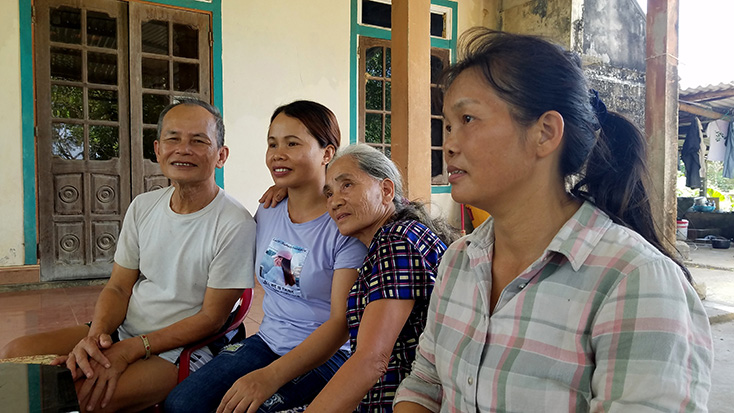 Sau 25 năm biệt tích vì bị lừa bán qua Trung Quốc, chị Cải (người ngoài cùng bên phải) và chị Nhạn (người thứ 3 từ phải sang) đã trở về với gia đình tại thôn Phú Hòa, xã Phú Thủy. 