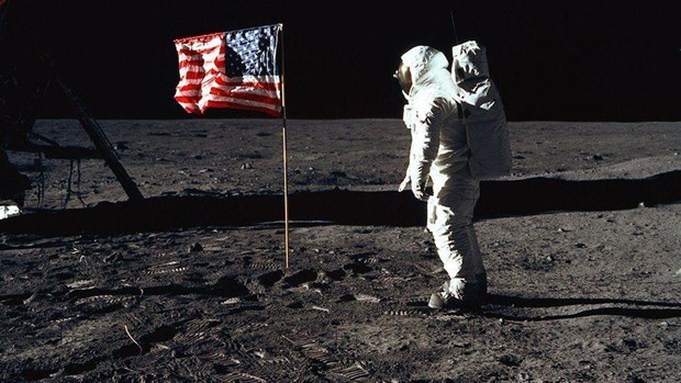 Nhà du hành vũ trụ Mỹ đặt chân lên Mặt Trăng. (Ảnh: Reuters)