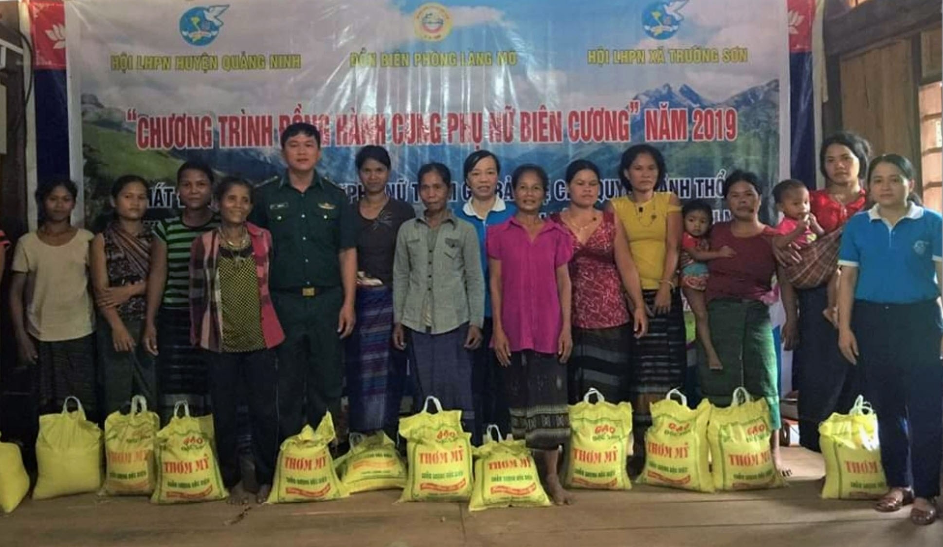 Hội LHPN huyện Quảng Ninh và Đồn Biên phòng Làng Mô trao quà cho bà con dân tộc thiểu số bản Dốc Mây, xã Trường Sơn.