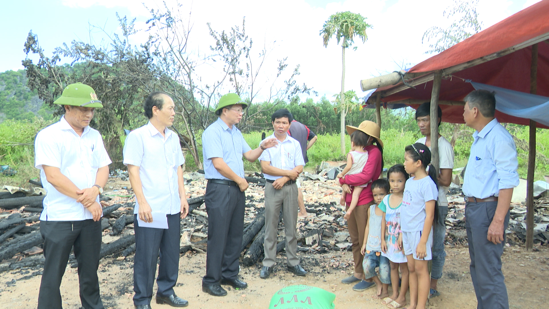 Lãnh đạo huyện Bố Trạch đã đến thăm hỏi, động viên và trao số tiền hỗ trợ cho gia đình anh Hoàng Văn Đoàn