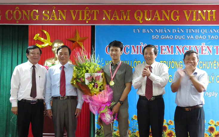 Em Nguyễn Thế Quỳnh đoạt 2 HCB Olympic Vật lý châu Á và 2 HCV Olympic Vật lý quốc tế, thành tích cao nhất của HS Quảng Bình trong 30 năm tỉnh nhà trở về địa giới cũ. 
