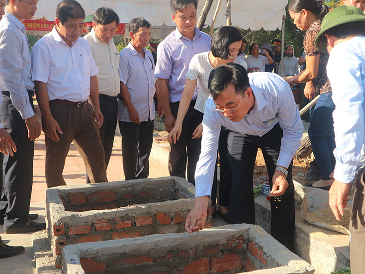 Các đại biểu tham dự lễ tiếp nhận và an táng 2 hài cốt liệt sỹ tại nghĩa trang liệt sỹ xã Lương Ninh. 