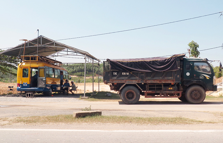 Trạm kiểm tra tải trọng xe lưu động lập biên bản một trường hợp xe chở hàng quá tải trọng tại xã Quảng Trường (Quảng Trạch).   