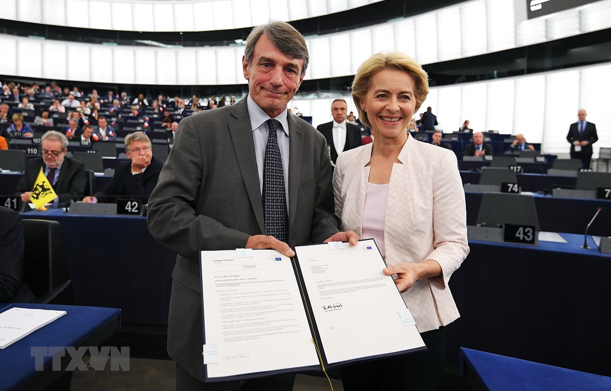 Chủ tịch Nghị viện châu Âu David-Maria Sassoli (trái) chúc mừng tân Chủ tịch Ủy ban châu Âu (EC) Ursula von der Leyen (phải) vừa đắc cử tại trụ sở Nghị viện châu Âu ở Strasbourg, Pháp ngày 16-7-2019. (Ảnh: AFP/TTXVN)