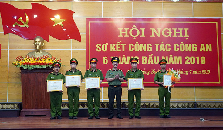 Đồng chí đại tá Trần Hải Quân, Giám đốc Công an tỉnh tặng Bằng khen của UBND tỉnh cho 4 cá nhân