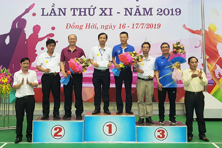 Đại diện lãnh đạo Đảng ủy Khối Doanh nghiệp tỉnh và Liên đoàn lao động tỉnh trao giải Nhất, Nhì, Ba cho các VĐV thi đấu môn cầu lông tham gia giải lãnh đạo.