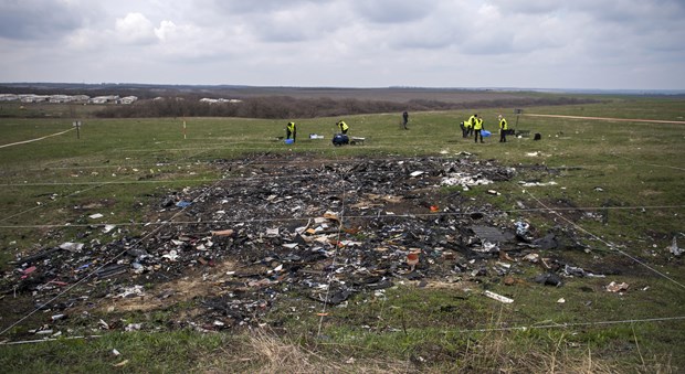 Hiện trường vụ bắn rơi máy bay MH17 tại Ukraine. (Ảnh: AFP/TTXVN)