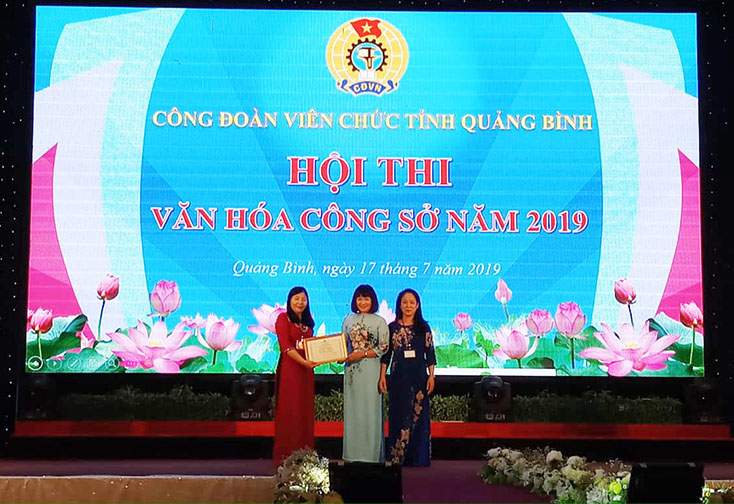 Đồng chí Nguyễn Giang Tuệ Minh, Phó Chủ tịch thường trực Công đoàn Viên chức Việt Nam trao bằng khen cho Công đoàn Viên chức tỉnh
