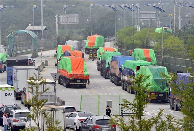 Xe chở hàng viện trợ của Hàn Quốc tới Triều Tiên tại khu vực cửa khẩu ở Paju, phía bắc thủ đô Seoul (Hàn Quốc) năm 2012. (Ảnh: AFP/TTXVN)