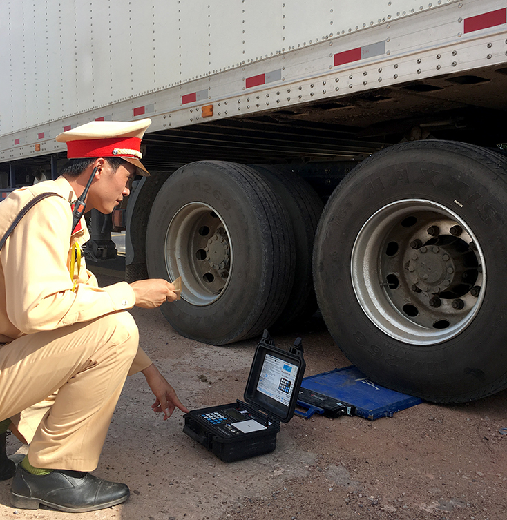 Lực lượng CSGT kiểm tra tải trọng xe tải.