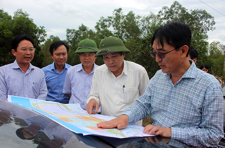 Đồng chí Bí thư Tỉnh ủy Hoàng Đăng Quang kiểm tra quy hoạch các dự án trên địa bàn huyện Quảng Ninh.