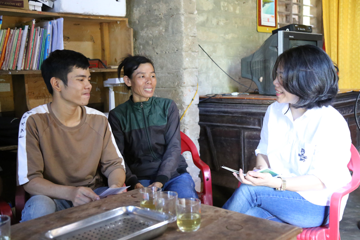 Tạ Quang Thanh cùng mẹ cởi mở trò chuyện với phóng viên báo Quảng Bình.