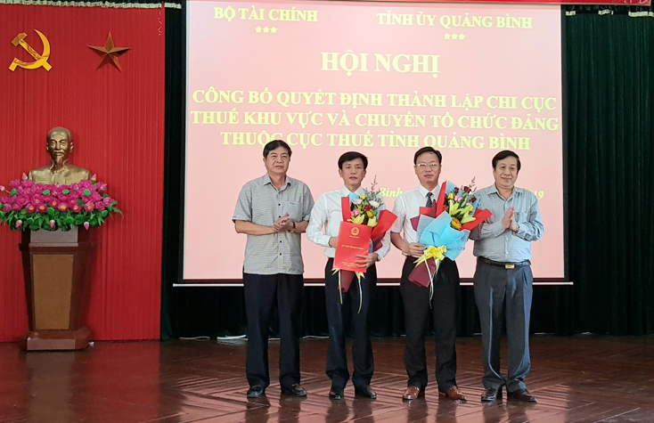 Đồng chí Nguyễn Xuân Quang, Phó Chủ tịch Thường trực UBND tỉnh và đại diện lãnh đạo Tổng cục Thuế trao các quyết định thành lập chi cục thuế khu vực cho Cục Thuế tỉnh.