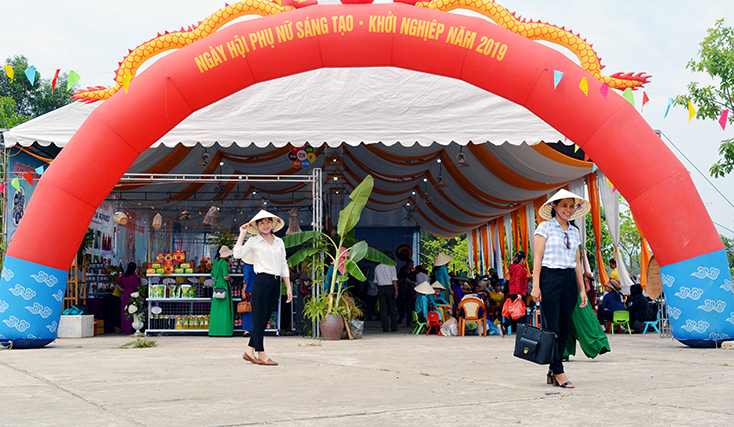 Huyện Bố Trạch tổ chức các lễ hội tại Trung tâm du lịch Phong Nha, thu hút đông đảo du khách.   