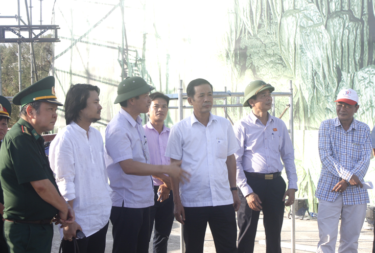 Đồng chí Trần Công Thuật, Chủ tịch UBND tỉnh nghe lãnh đạo Sở Du lịch báo cáo công tác chuẩn khai mạc lễ hội hang động Quảng Bình năm 2019.