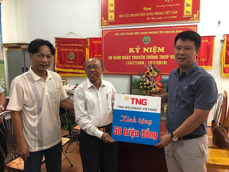 Lãnh đạo báo Tiền Phong và nhà tài trợ trao 50 triệu đồng cho Hội cựu TNXP Quảng Bình