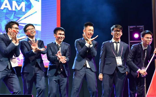 Đội tuyển học sinh Việt Nam tham dự kỳ thi Olympic Toán quốc tế năm 2019.
